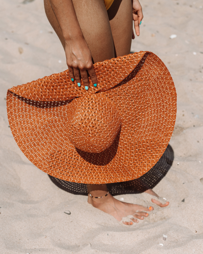 femme sur la plage. Bronzage