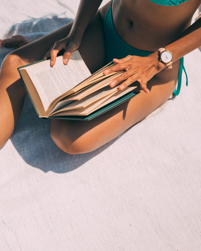 Femme qui bronze sur la plage. Bronzage