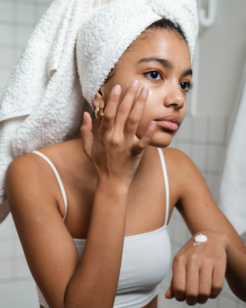 Femme qui prend soin de sa peau pour l'été